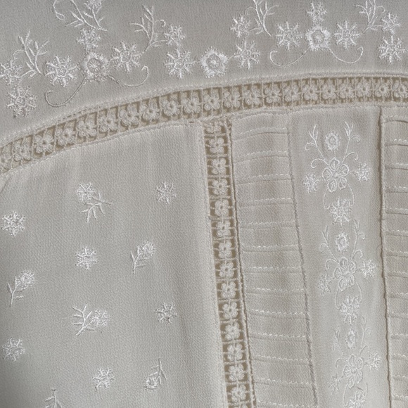 Elegant embroidered blouse - Picture 2 of 7